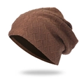 Dettaglio del berretto slouchy marrone scuro con elegante trama a rombi intrecciata - Taglia unica / Cachi