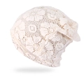 Gorro holgado de encaje floral marfil para mujer con forro suave y diseño calado - Talla única / Blanco
