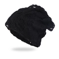 Detalle de gorro de encaje negro de ganchillo con delicados motivos florales calados - Talla única / Negro