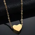 Vista macro di una collana con ciondolo a cuore 3D in acciaio inossidabile dorato lucido - Oro