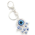 Detaillierte Nahaufnahme des silbernen Hamsa-Hand-Schlüsselanhängers mit blauen Evil Eye-Perlen - Silber