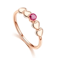 Anillo de acero de titanio oro rosa con gema roja y diseño de corazón en fondo blanco - US 6 / Oro rosa con circonita roja