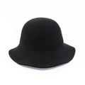 Clásico sombrero cloche de fieltro de lana negro con ala ancha ondulada para invierno - M (56-58cm) / Negro