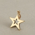 Pendentif étoile évidée en acier inoxydable doré avec anneau sur fond beige doux - Étoile évidée 14mm / Doré