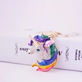 Llavero de unicornio dorado con diamantes de imitación y esmalte de colores vivos - Morado