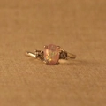 Detailansicht eines ovalen Opals in einem goldenen Ring im Vintage-Stil mit Seitensteinen - US 5 / Lila