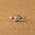 Eleganter Goldring mit ovalem Opal in Blaugrün und seitlichen Diamanten für Damen - US 5 / Blau