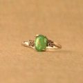 Eleganter Silberring mit ovalem grünen Opal und zwei Seitendiamanten auf neutralem Grund - US 5 / Grün