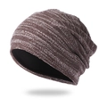 Vista detallada del gorro de punto a rayas con forro negro grueso y cálido de invierno - Talla única / café