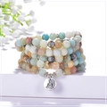 Dettaglio del bracciale mala con 108 grani di amazzonite opaca e ciondolo Buddha - Stile Yoga
