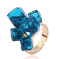 Elegante anello cocktail dorato con cristalli blu cubici e fascia regolabile - Aperto Regolabile / Teal