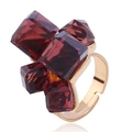 Detailansicht des Rings mit burgunderroten Kristallen und verstellbarem Goldband - Einstellbar Offen / Lila