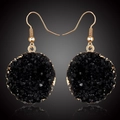 Pendientes redondos de piedra artificial negra con borde dorado estilo minimalista - Negro