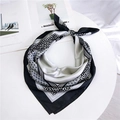 Elegante foulard quadrato con motivo floreale bianco e nero in finta seta lucida - Grigio Floreale / 70cm