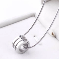 Collar minimalista de acero de titanio plateado con colgante cilíndrico para hombres y mujeres - Color Acero (B6005)