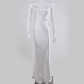 Detailopname van witte satijnen jurk met elegant rugloos ontwerp en dunne schouderbandjes - S / Wit