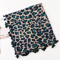 Sciarpa classica con stampa leopardata in cotone e lino con dettaglio nappe - Taglia Grande Lunga / Stampa leopardata blu verde cammello