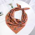 Foulard in satin caramello con stampe di zebre e cuori, elegantemente posto su un tavolo - Foulard 70cm / 8 Cuore Zebra Arancione