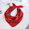Foulard quadrato in satin rosso con stampe zebra e cuori su un tavolo bianco - Foulard 70cm / 7 Cuore Zebra Rosso