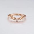 Roségoldener Mondsteinring in V-Form mit symmetrischem Diamantkronen-Design - US 7 / Beiring