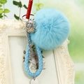 Porte-clés pompon bleu avec corde tressée et breloque boule en métal évidé - Emballage unique en sac OPP / Boule de Cloche Bleu Ciel Tissée