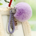 Porte-clés boule de fourrure violette avec sangle tressée et breloque en métal - Emballage unique en sac OPP / Boule de Cloche Violet Tissée