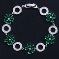 Vista dettagliata del bracciale floreale in argento con zirconi verdi e anelli di diamanti - Verde