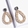 Detail van Boheemse druppeloorbellen met champagne kralen en fonkelende kristallen studs - Beige