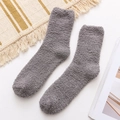 Dettaglio calze da uomo in pile corallo grigio con morbida consistenza termica pelosa - Taglia unica / Stile Uomo Costina Singola / Grigio chiaro