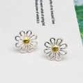 Dettaglio degli orecchini a margherita con petali d'argento e centro dorato satinato - Orecchini a Fiore [Argento + Oro]