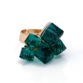 Dettaglio dell'anello aperto dorato con cristalli verde smeraldo a strati sovrapposti - Aperto Regolabile / Verde