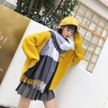 Dettaglio outfit invernale con sciarpa a quadri bianca e nera e maglione giallo in maglia - 200*70cm / Nero e Bianco