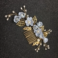 Dettaglio del pettine per capelli da sposa con fiori blu, perle e foglie dorate - Azzurro
