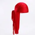 Vue détaillée du durag en satin soyeux rouge avec de longs liens et une texture lisse - Rouge