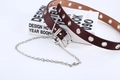 Detail eines dunkelbraunen Punk-Gürtels mit silbernen Metallösen und abnehmbarer Kette - Einreihige Ösen Kaffeebraun (Mit Kette)