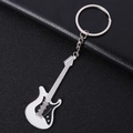 Llavero de guitarra eléctrica en blanco y negro con cuerdas de metal plateado brillante - En Stock Blanco