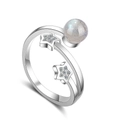 Anello a stella in argento con pietra di luna tonda e strass lucenti su sfondo bianco - Aperto Regolabile / Argento