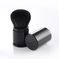 Detailansicht eines tragbaren, ausziehbaren Make-up-Pinsels mit schwarzen Borsten und Deckel - Schwarzer Kunststoffgriff (ganz schwarzes Haar)