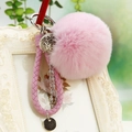 Porte-clés pompon rose en peluche avec sangle en cuir tressé et charm clochette argentée - Emballage unique en sac OPP / Boule de Cloche Rose Tissée