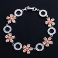 Detailansicht des silbernen Blumenarmbands mit champagnerfarbenem Zirkon und Steinen - Champagner