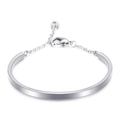 Brazalete de acero inoxidable plateado en forma de U con colgante de corazón y cierre de mosquetón - Color Acero