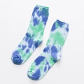 Damen Baumwollsocken im Batik-Design in Blau und Grün, flach liegend auf weißem Hintergrund - Cyan