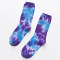 Sportliche Socken mit blauem und violettem Batikmuster auf weißem Hintergrund - Blauviolett