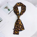 Zweiseitiges Seiden-Halstuch mit Leopardenmuster für Haare und Handgelenk mit blauem Saum - Leopard Gelb Rosa