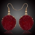 Orecchini a gancio dorati con pietre druzy tonde rosse e bordi dorati con texture fine - Borgogna