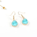 Dettaglio di orecchini con finta pietra druzy blu, placcatura in oro e gancio chic - Blu lago