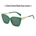 Occhiali da sole quadrati con montatura verde, lenti grigie e stanghette in oro - Montatura Verde Lente Grigia