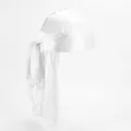 Gros plan du durag blanc soyeux montrant la texture satinée et le détail du nœud - Blanc