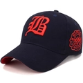 Berretto da baseball blu navy con ricamo 3D rosso B e toppa con logo laterale - Blu Navy con Ricamo Rosso