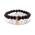 Vue macro de bracelets en pierre de lave et howlite avec des charmes de couronne en zircon - Pierre de Lave Couronne Noire + Howlite Blanche Couronne Dorée